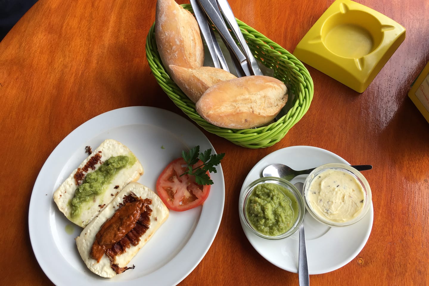 Queso asado con mojo verde y rojo