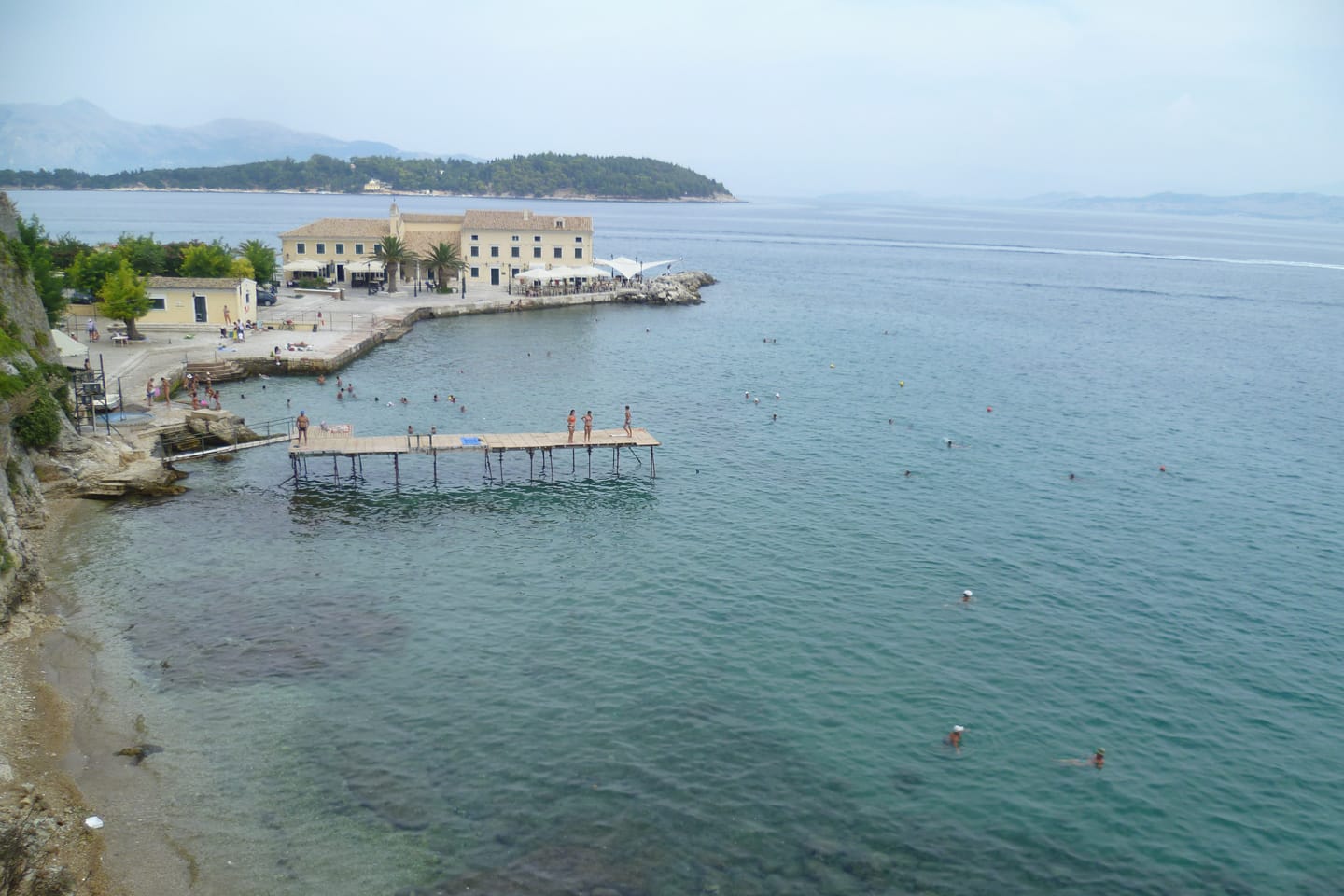 La playa urbana de Faliraki en la ciudad de Corfú